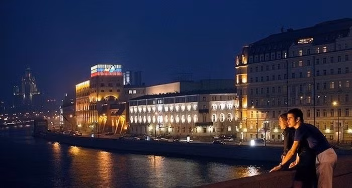 Những nụ hôn lãng mạn trên phố phường Moscow ảnh 22