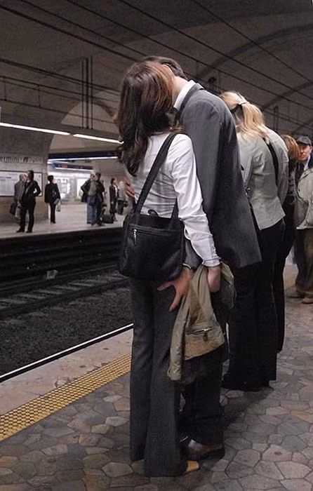 Những nụ hôn lãng mạn trên phố phường Moscow ảnh 13