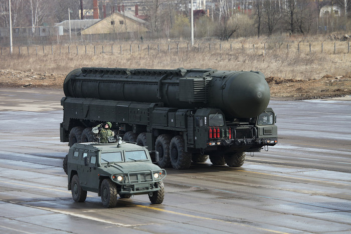 Xe bọc thép và tên lửa GAZ Tigr and Topol-M TEL