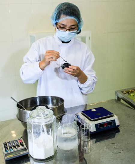 Cho lượng muối vừa đủ vào trong hũ thủy tinh. Sau đó trứng cá thành phẩm sẽ được đổ vào trong hũ.