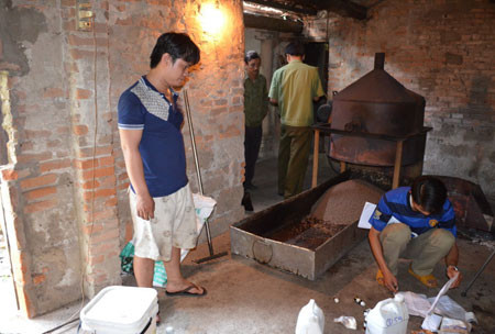 Một cơ sở sản xuất cà phê giả ở Quảng Ngãi bị công an bắt quả tang. Một cơ sở sản xuất cà phê giả ở Quảng Ngãi bị công an bắt quả tang.