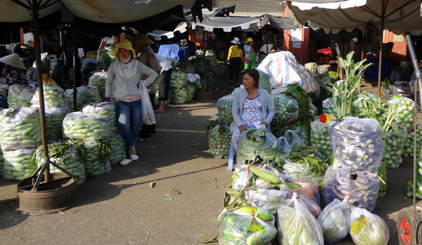 Rau củ dồn ứ tại các chợ. Rau củ dồn ứ tại các chợ.