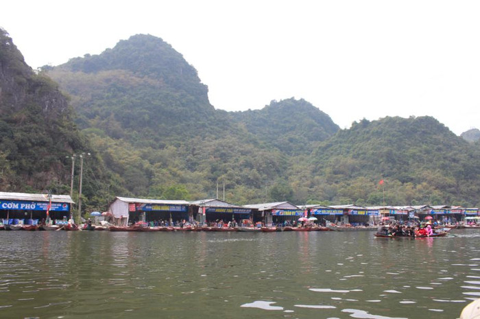 Đồ ăn uống ở các hàng quán cạnh bến Trò thường thấp hơn hàng quán trên đường lên động Hương Tích.