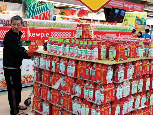 Doanh số thị trường nước uống đóng chai Việt Nam hiện tại khoảng 40.000 tỷ đồng Doanh số thị trường nước uống đóng chai Việt Nam hiện tại khoảng 40.000 tỷ đồng