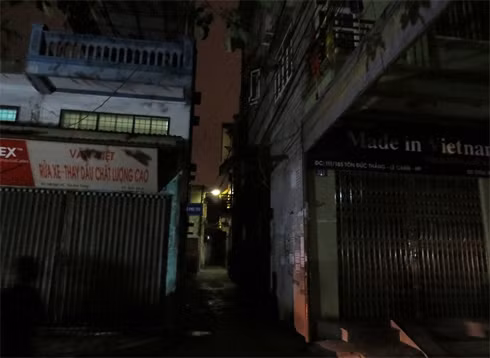 An ninh tại khu vực nghi có thủ phạm chém cảnh sát được thắt chặt. Nhiều gìa đình đóng cửa đi ngủ sớm. Ảnh: VnExpress