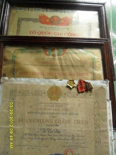 Những bằng Tổ Quốc ghi công và Huân chương kháng chiến mà cụ Võ mang ra cho chúng tôi xem