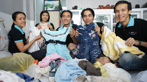 Các thành viên của Những trái tim Việt phân loại, giặt giũ quần áo do cộng đồng mạng đóng góp trước khi phát tặng trong dịp tết dương lịch này - Ảnh: HỮU CÔNG