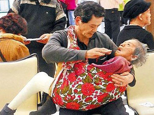 Hành động hiếu thảo của ông Ding Zhu Ji khiến bao người xúc động Hành động hiếu thảo của ông Ding Zhu Ji khiến bao người xúc động