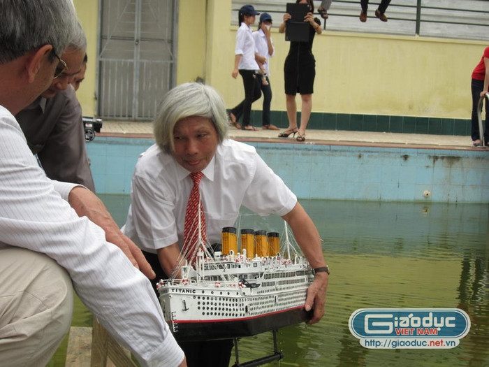 Nhà thơ Phạm Xuân Trường nâng niu "đứa con" mới nhất của mình