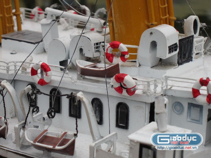 Tàu và phao cứu hộ