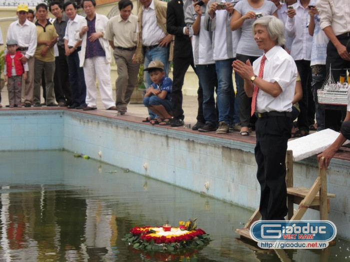 Nhà thơ Phạm Xuân Trường thả hoa và tưởng niệm những nạn nhân của vụ chìm tàu Titanic