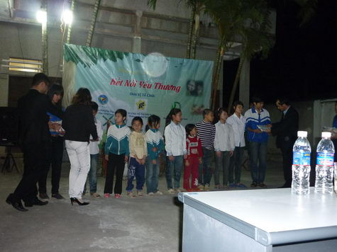 Các phần quà của BTC được trao tận tay các em Các phần quà của BTC được trao tận tay các em