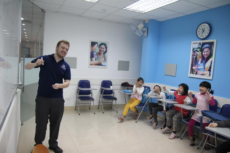 Giờ học thú vị của thầy tròWilliamtại Apollo English 83 Nguyễn Ngọc Vũ Giờ học thú vị của thầy tròWilliamtại Apollo English 83 Nguyễn Ngọc Vũ