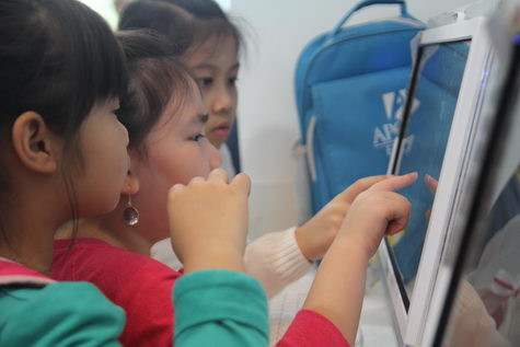 Học viên nhí say sưa với hệ thống màn hình “touch” hiện đại tại Trung tâm mới Apollo English 83 Nguyễn Ngọc Vũ Học viên nhí say sưa với hệ thống màn hình “touch” hiện đại tại Trung tâm mới Apollo English 83 Nguyễn Ngọc Vũ