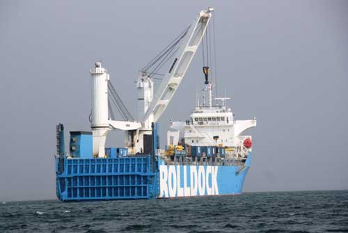 Sau khi hoàn tất hải trình đưa tàu ngầm Kilo Hà Nội về Việt Nam, tàu vận tải hạng nặng Rolldock Sea đang neo đậu tại cảng Cam Ranh