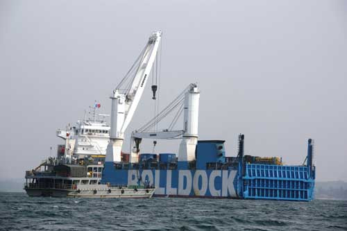 Sau khi hoàn tất hải trình đưa tàu ngầm Kilo Hà Nội về Việt Nam, tàu vận tải hạng nặng Rolldock Sea đang neo đậu tại cảng Cam Ranh
