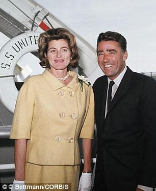 Peter và người vợ đầu tiên - người đã đệ đơn ly hôn vì thói lăng nhăng và lạm dụng rượu thuốc của Peter Peter và người vợ đầu tiên - người đã đệ đơn ly hôn vì thói lăng nhăng và lạm dụng rượu thuốc của Peter