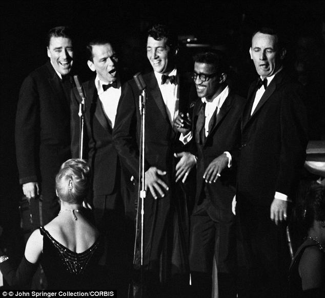 Peter Lawford (ngoài cùng bên trái) là một thành viên của nhóm Rat Pack nổi tiếng. Peter Lawford (ngoài cùng bên trái) là một thành viên của nhóm Rat Pack nổi tiếng.