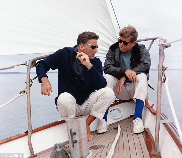 Peter Lawford (bên trái) từng là em rể của cố Tổng thống Mỹ John F. Kennedy (bên phải) Peter Lawford (bên trái) từng là em rể của cố Tổng thống Mỹ John F. Kennedy (bên phải)