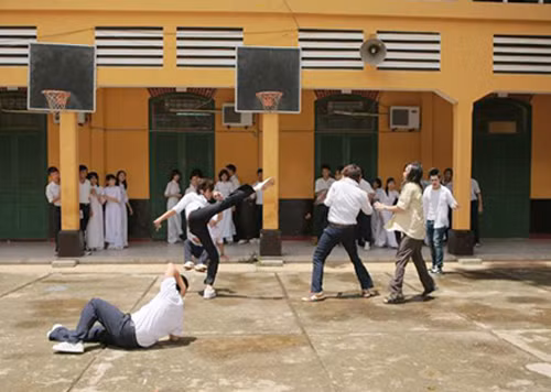 Máu sĩ diện nổi lên, tôi đã xông vào "chiến" cùng các bạn, cầm chai nước ngọt vụt lấy vụt để vào đối thủ.