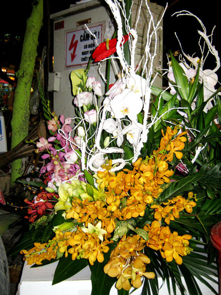 20/10 năm nay, giá hoa tươi đã đội lên gấp đôi, thậm chí gấp ba so với ngày thường. Hiện tại, một bông hồng Đà Lạt được bán với giá 15.000 – 20.000 đồng (trước đó là 8000 – 10.000 đồng), một cành ly loại A có giá không dưới 80.000 đồng… 20/10 năm nay, giá hoa tươi đã đội lên gấp đôi, thậm chí gấp ba so với ngày thường. Hiện tại, một bông hồng Đà Lạt được bán với giá 15.000 – 20.000 đồng (trước đó là 8000 – 10.000 đồng), một cành ly loại A có giá không dưới 80.000 đồng…