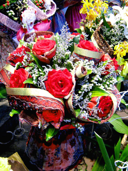 “Bó hoa đắt hay không đều do sử dụng hoa gì, giấy gói, phụ kiện kèm theo như thế nào, bó hoa có tốn nhiều công sức hay không… Hầu hết những bó hoa có giá vài triệu đồng đều sử dụng loại hoa nhập khẩu vào đắt tiền như hoa trà, địa lan, lan vũ nữ hay lan hồ điệp, giá tới vài trăm nghìn một cành", chủ shop hoa Thanh Hà trên phố Lê Duẩn cho hay. Ảnh: Bó hồng 1 triệu đồng. “Bó hoa đắt hay không đều do sử dụng hoa gì, giấy gói, phụ kiện kèm theo như thế nào, bó hoa có tốn nhiều công sức hay không… Hầu hết những bó hoa có giá vài triệu đồng đều sử dụng loại hoa nhập khẩu vào đắt tiền như hoa trà, địa lan, lan vũ nữ hay lan hồ điệp, giá tới vài trăm nghìn một cành", chủ shop hoa Thanh Hà trên phố Lê Duẩn cho hay. Ảnh: Bó hồng 1 triệu đồng.