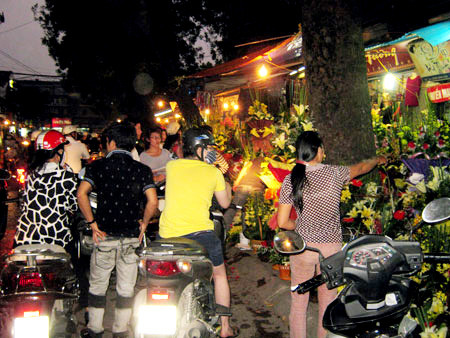 Bên cạnh các bó hoa với mức giá phổ biến khoảng 150.000 – 300.000 đồng, tại nhiều shop hoa tươi không thiếu những loại giá tiền triệu. “Thượng đế” có nhu cầu mua những bó hoa xa xỉ này cũng không hề hiếm. Bên cạnh các bó hoa với mức giá phổ biến khoảng 150.000 – 300.000 đồng, tại nhiều shop hoa tươi không thiếu những loại giá tiền triệu. “Thượng đế” có nhu cầu mua những bó hoa xa xỉ này cũng không hề hiếm.