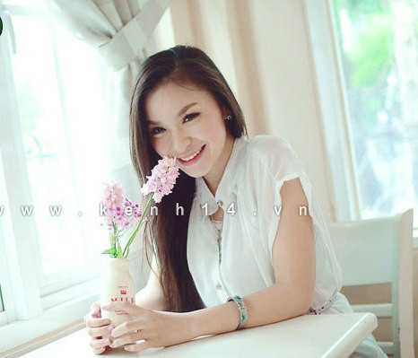 Tại phần thi năng khiếu Top 100 vừa rồi, Trana đã thể hiện rất xuất sắc bài múa "Giấc mơ trưa" và được cả năm vị giám khảo đánh giá rất cao. Về ngoại hình, cô bạn cũng rất nổi bật bởi nụ cười "tỏa nắng" của mình. Tại phần thi năng khiếu Top 100 vừa rồi, Trana đã thể hiện rất xuất sắc bài múa "Giấc mơ trưa" và được cả năm vị giám khảo đánh giá rất cao. Về ngoại hình, cô bạn cũng rất nổi bật bởi nụ cười "tỏa nắng" của mình.