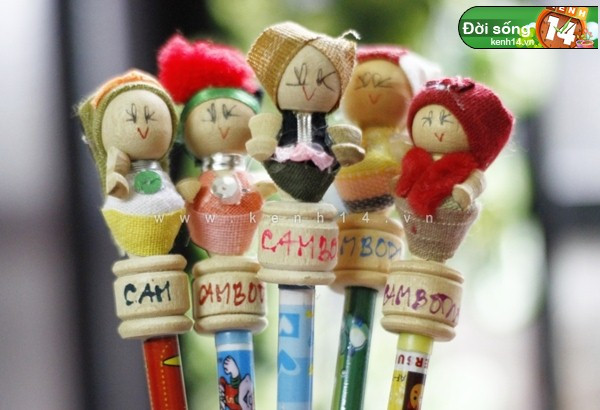 Và cũng có kha khá các "em" bút chì mang các "quốc tịch" khác nhau như: Mỹ, Pháp, Đức, Hà Lan, Singapore, Canada, Campuchia… "khủng" chưa nào? Và cũng có kha khá các "em" bút chì mang các "quốc tịch" khác nhau như: Mỹ, Pháp, Đức, Hà Lan, Singapore, Canada, Campuchia… "khủng" chưa nào?