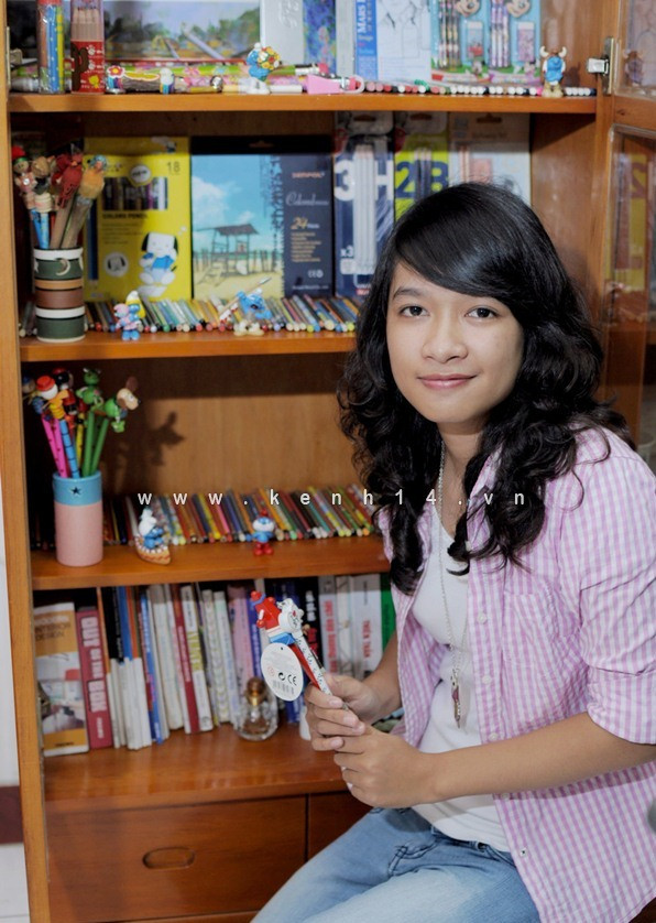 Trang có cả một chiếc tủ để bày bút chì. Trang có cả một chiếc tủ để bày bút chì.