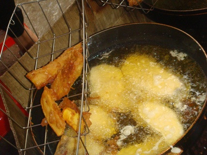 Từ già đến trẻ, thanh niên nam nữ ai cũng chuộng món bánh ngõ hẻm này, không chỉ vì giá rẻ (3000d/chiếc), dễ tìm mà còn rất ngon và hợp với tiết trời mát mẻ như thế này.