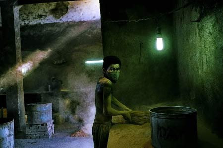 Vào bên trong xưởng, cảm giác đầu tiên đập vào mặt là bụi, bụi không thể tưởng tượng nổi...