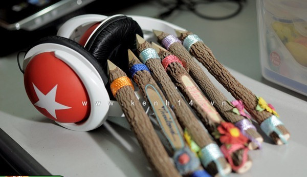 Từ ngày sưu tập bút chì, đi đâu bạn í cũng ngó nghiêng xem có loại bút nào đẹp không. Rồi đến việc sắp xếp, bảo quản những chiếc bút chì cũng tốn khá nhiều thời gian và công sức. Trang còn mong muốn là sẽ sở hữu mỗi chiếc bút chì trên mỗi đất nước trên thế giới. Từ ngày sưu tập bút chì, đi đâu bạn í cũng ngó nghiêng xem có loại bút nào đẹp không. Rồi đến việc sắp xếp, bảo quản những chiếc bút chì cũng tốn khá nhiều thời gian và công sức. Trang còn mong muốn là sẽ sở hữu mỗi chiếc bút chì trên mỗi đất nước trên thế giới.