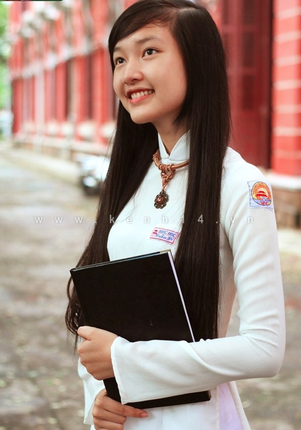 Ngọc Trân dịu dàng trong tà áo dài. Ngọc Trân dịu dàng trong tà áo dài.