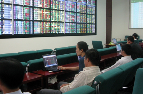 Vụ lừa "khủng" trên thị trường chứng khoán thu hút sự chú ý của giới đầu tư. Ảnh: B.H. Vụ lừa "khủng" trên thị trường chứng khoán thu hút sự chú ý của giới đầu tư. Ảnh: B.H.