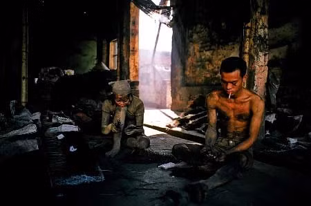 Một xưởng sản xuất ở làng hương nhang Cao Thôn (Hưng Yên).