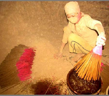 Chân nhang chưa tẩm H3PO4 có màu trắng sáng tự nhiên, còn chân nhang đã tẩm H3PO4 ngả màu vàng đục.