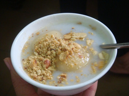 Cái lạnh của xứ Bắc dường như ngọt hơn khi bạn xuýt xoa thưởng thức bát bánh trôi tàu nóng.