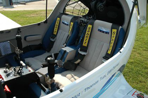 Sau nhiều cuộc thử nghiệm khó khăn, đến năm 2005 dòng máy bay này cũng được cấp phép để tung ra thị trường. Sau nhiều cuộc thử nghiệm khó khăn, đến năm 2005 dòng máy bay này cũng được cấp phép để tung ra thị trường.