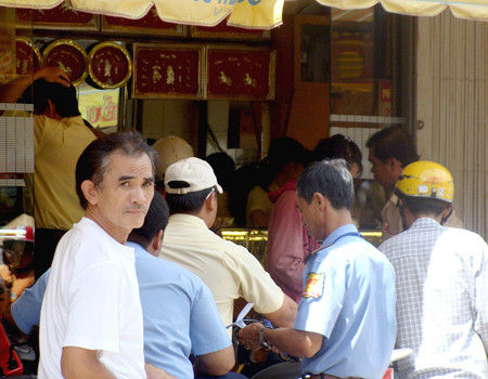 Khi các ngân hàng được phép mua bán vàng, sẽ không còn tình trạng chen lấn nhau mua vàng và giá nhảy loạn xạ. Ảnh: Lệ Chi Khi các ngân hàng được phép mua bán vàng, sẽ không còn tình trạng chen lấn nhau mua vàng và giá nhảy loạn xạ. Ảnh: Lệ Chi