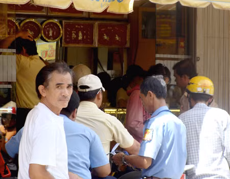 Khi các ngân hàng được phép mua bán vàng, sẽ không còn tình trạng chen lấn nhau mua vàng và giá nhảy loạn xạ. Ảnh: Lệ Chi