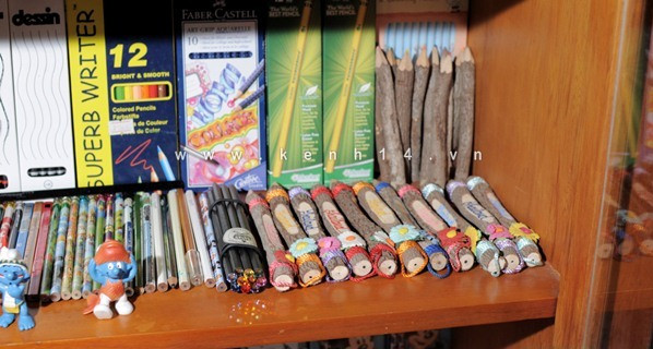 Trang bắt đầu sưu tập bút chì từ hồi học lớp 10, đến bây giờ thì bộ sưu tập đã được 4 tuổi! Trang bắt đầu sưu tập bút chì từ hồi học lớp 10, đến bây giờ thì bộ sưu tập đã được 4 tuổi!