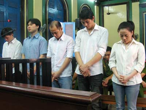 Tôi từng bị bắt đi hầu tòa từ khi 17 tuổi vì tội đánh nhau. Tôi từng bị bắt đi hầu tòa từ khi 17 tuổi vì tội đánh nhau.