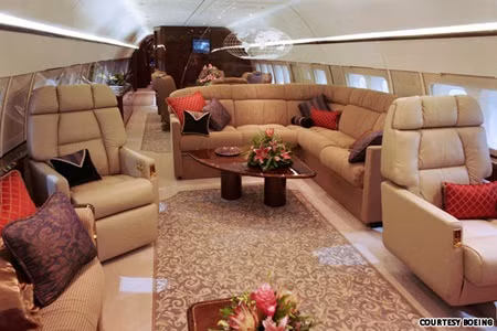 Mới đây, hãng Boeing đã cho ra mắt dòng máy bay dành riêng cho giới doanh nhân với mức giá dự kiến lên đến 500 triệu USD. Dù vẫn “kín tiếng” về danh tính những người đặt mua, song với mức giá này, chắc chắn phải là những “đại gia thứ thiệt”. Ảnh: Không gian rộng lớn bên trong BBJ.