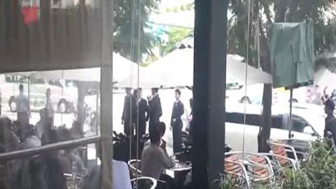 Hình ảnh ghi lại từ "ClipCon trai người giàu nhất sàn chứng khoán tỏ tình gây sốc”. Hình ảnh ghi lại từ "ClipCon trai người giàu nhất sàn chứng khoán tỏ tình gây sốc”.