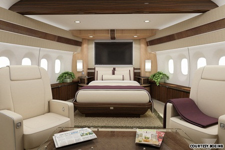 Loại máy bay này có cabin rộng tới 6,1m, không gian trống lên tới 525m2. Với không gian rộng rãi như vậy, BBJ thậm chí gấp 2 đến 3 lần so với ngôi nhà của bạn. Chiếc BBJ còn được cho là nổi trội hơn hẳn bởi nó sẽ tiết kiệm tới 16% nhiên liệu so với những loại khác. Ảnh: Mẫu phòng ngủ sẽ được thiết kế ở phần cuối của máy bay.