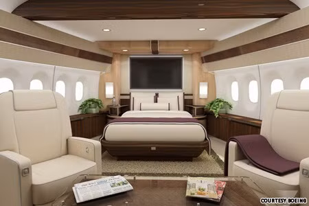 Loại máy bay này có cabin rộng tới 6,1m, không gian trống lên tới 525m2. Với không gian rộng rãi như vậy, BBJ thậm chí gấp 2 đến 3 lần so với ngôi nhà của bạn. Chiếc BBJ còn được cho là nổi trội hơn hẳn bởi nó sẽ tiết kiệm tới 16% nhiên liệu so với những loại khác. Ảnh: Mẫu phòng ngủ sẽ được thiết kế ở phần cuối của máy bay.