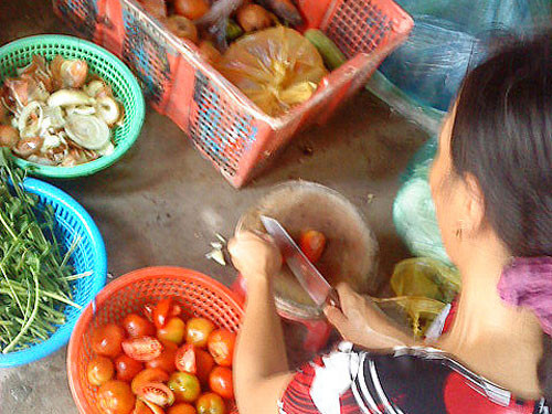 Những nguyên liệu ôi thiu được chế biến thành thức ăn để bán cho khách. Ảnh: THÀNH ĐỒNG Những nguyên liệu ôi thiu được chế biến thành thức ăn để bán cho khách. Ảnh: THÀNH ĐỒNG