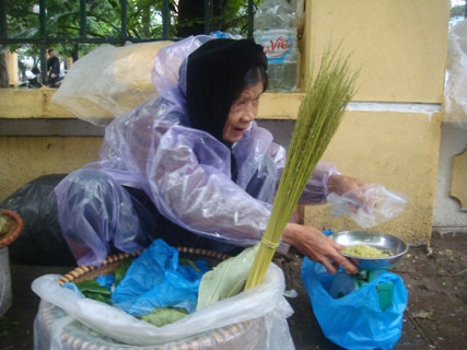 Hình ảnh những bà cụ già bên thúng cốm là một trong những nét đẹp của gánh hàng rong Hà Nội.