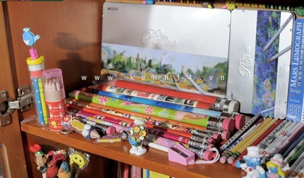 Không những thế, theo Trang bút chì giống như biểu tượng của sự sáng tạo, của nghệ thuật. Không những thế, theo Trang bút chì giống như biểu tượng của sự sáng tạo, của nghệ thuật.